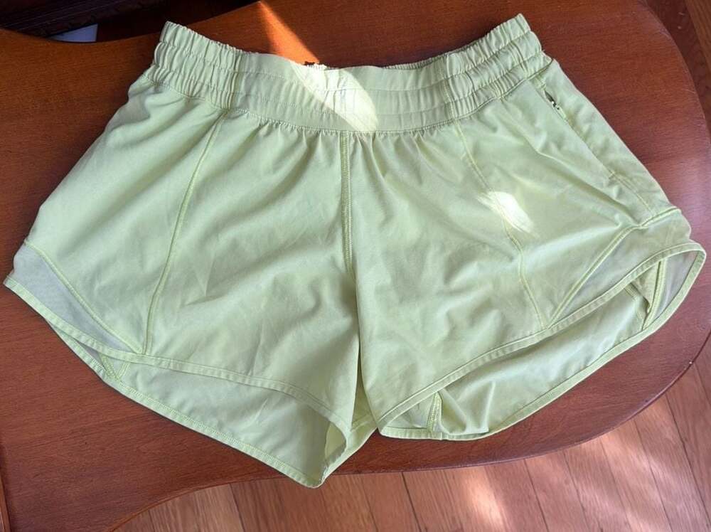 lululemon athletica Crispin Green Hotty Hot Shorts 4” inseam, size 6 Tall